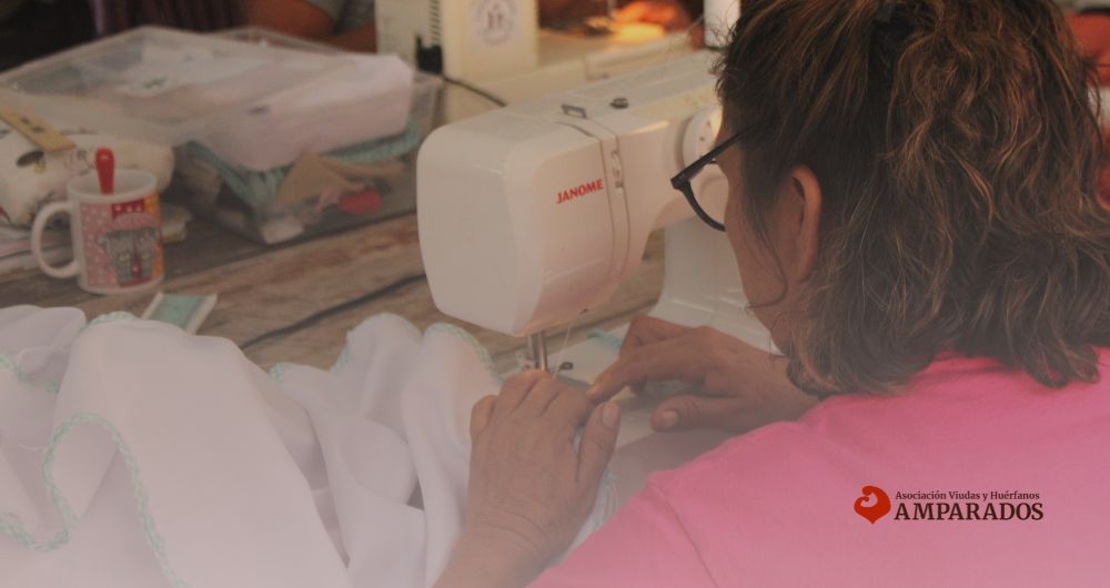 Viuda de Amparados en uno de los talleres de Corte y confección
