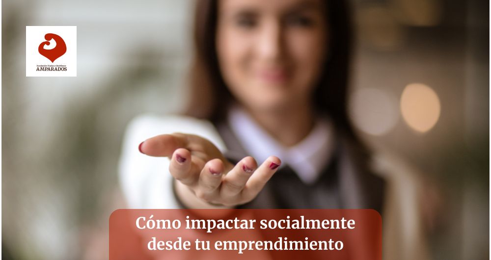 emprendedora ayudando impactar socialmente desde emprendimiento